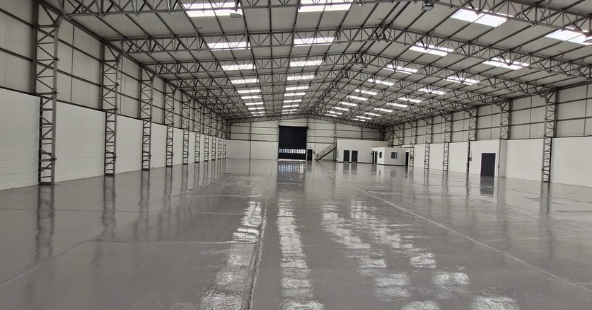 1350m² Maldon Warehouse After - Wide angle view of pristine epoxy flooring