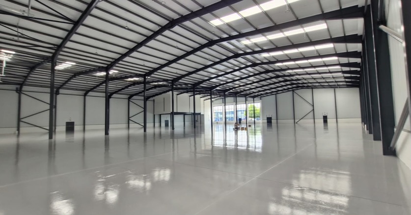 London warehouse 3,400m² industrial resin floor with epoxy screed and SF41 topcoat